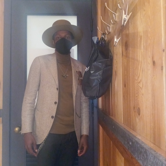 Confident's - Picture 9 of 15